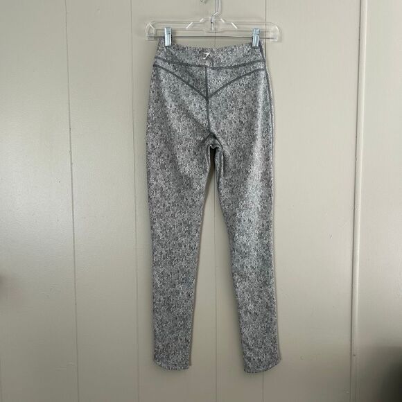 Gymshark Dry Leggings Womens Small Gray Pixel Print High Rise Compression Workou - Picture 4 of 10